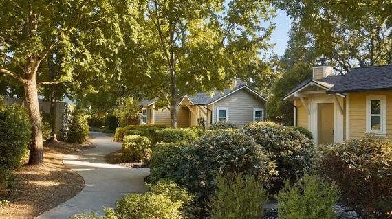 Set on 22 acres surrounded by the Mayacamas and Palisades Mountains, Solage offers a blend of urban chic and Wine Country casual