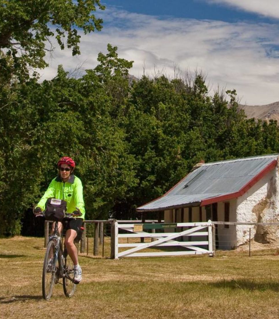 Cycle tour NZ's historic and natural landscapes