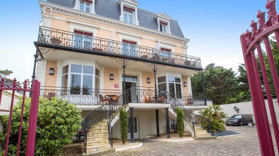 A Second Empire villa set in the heart of Brittany with easy access to the beach and to the region's best sights.