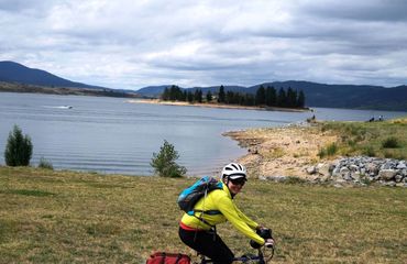 Cyclist along Lake Jindabyne