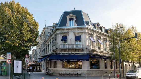 A 4-star hotel located in the heart of Reims, the Continental Hôtel welcomes customers in a unique high-class atmosphere.