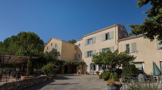  A rustic farmhouse overlooking the Provençal countryside with comfortable rooms in a peaceful setting