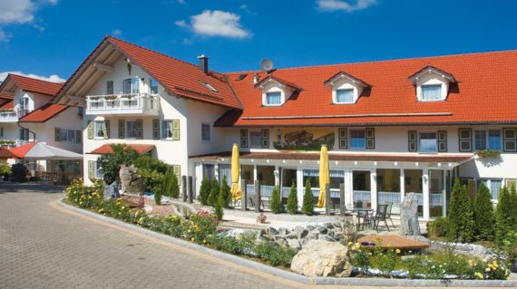 A modern bed and breakfast in an idyllic location and near Lake Wörth