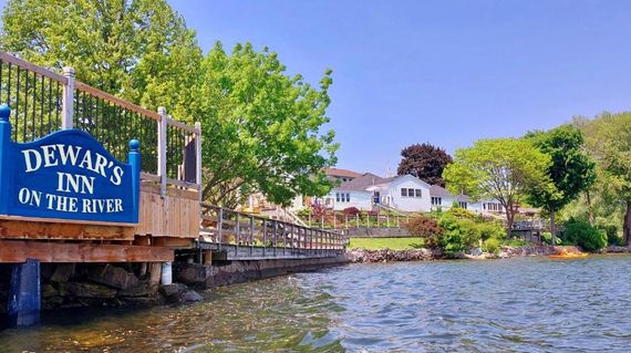A laid-back accommodation nestled on the banks of the St. Lawrence river