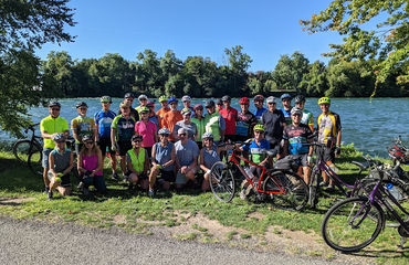 Group of cyclists infront of the canal