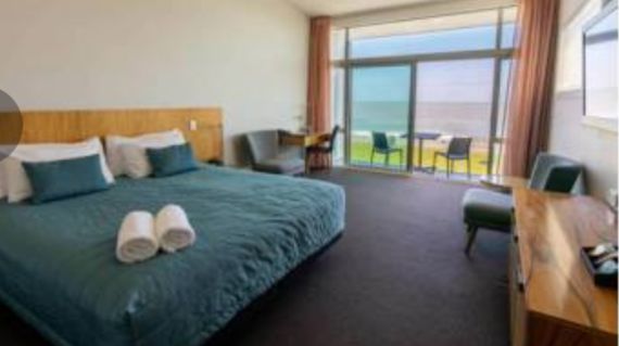 Overlooking the beach, the stunning Beachfront Hotel is located in central Hokitika, with beach combing, shopping, artisan shops and galleries right on the doorstep
