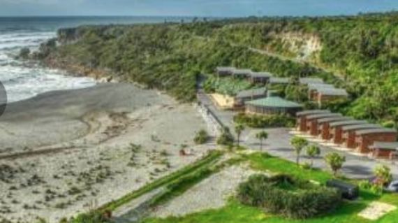 This well appointed 4 star hotel is located right on the beachfront with views of the ocean, Punakaiki Beach and surrounding rainforest and is minutes from the famous pancake rocks
