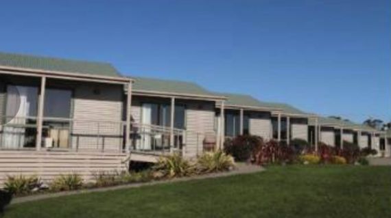 Perched on a cliff top on the edge of isolated Cape Foulwind, with vast views of the wild Tasman Sea and Paparoa Ranges, the lodge offers comfortable studio units with king sized beds