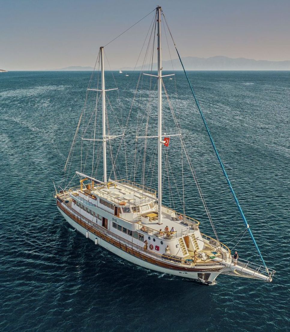 Spend the tour on this lovely deluxe ship and cruise the Greek islands