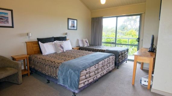 Relax in the privacy of your room, or curl up with a good book in the guest lounge. The Buller River, one of New Zealand’s longest rivers, is also within walking distance.