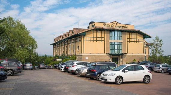 A 4-star hotel in the heart of Rioja Alavesa with spacious and comfortable rooms to relax in after a day of explorations.