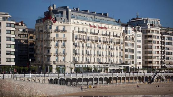 Overlooking La Concha Bay, this grand 19th-century building is set next to the beach, on San Sebastián’s seafront promenade. 