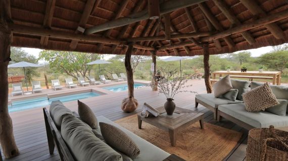 Tshukudu provides accommodation, a restaurant, an outdoor swimming pool, a garden and a shared lounge. 