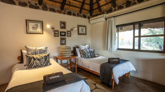 Tshukudu provides accommodation, a restaurant, an outdoor swimming pool, a garden and a shared lounge. 