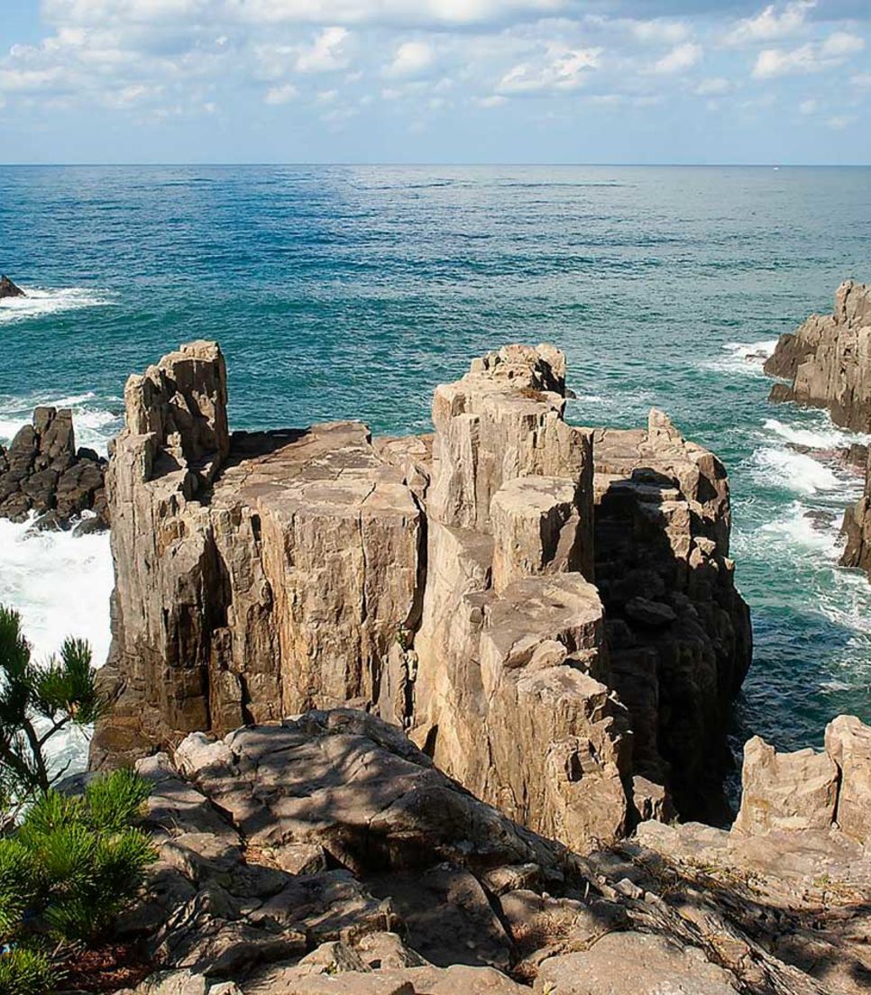 Discover Honshu’s treasures in a striking blend of coastline and mountain vistas