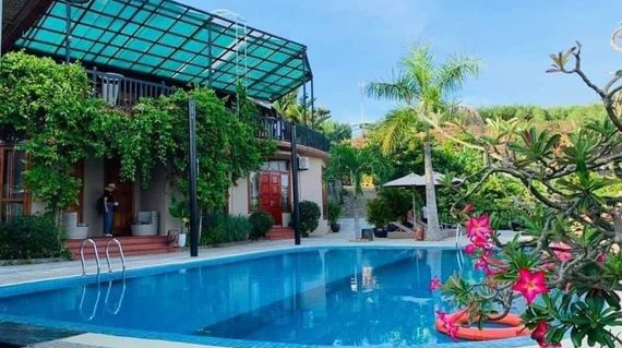 Sitting on the banks of Dong Suon Lake, this resort offers stunning views and serene accommodations