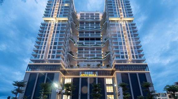 A towering modern retreat within walking distance of bars, cafes and waterfront sights