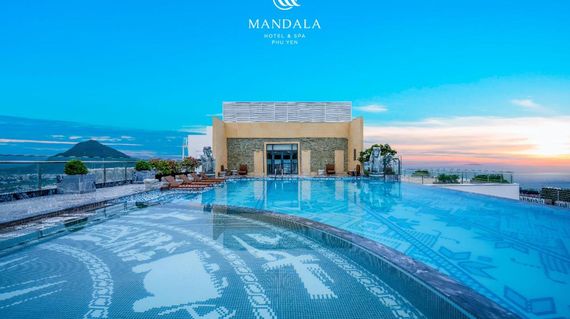A towering modern retreat within walking distance of bars, cafes and waterfront sights