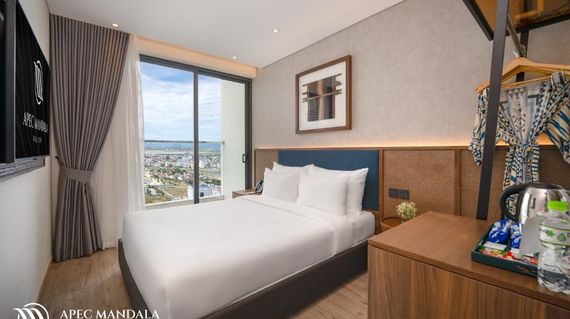 A towering modern retreat within walking distance of bars, cafes and waterfront sights