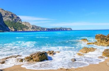 Beach with sand, rocks and mountain views