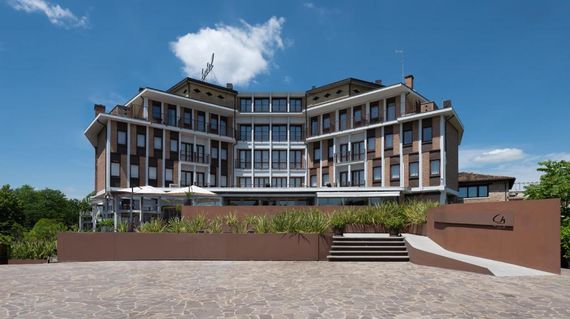 A modern and elegantly furnished hotel 