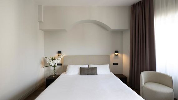 A modern and elegantly furnished hotel 