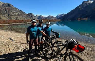 Cyclists off the bikes by a lake