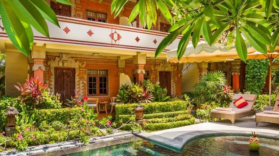 A pleasant hideaway with a tropical garden and inviting rooms