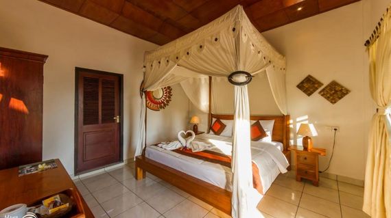A pleasant hideaway with a tropical garden and inviting rooms