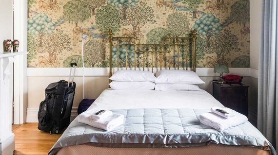 Stay at the heritage property of Dunstan House which is ideally located on the main street of Clyde