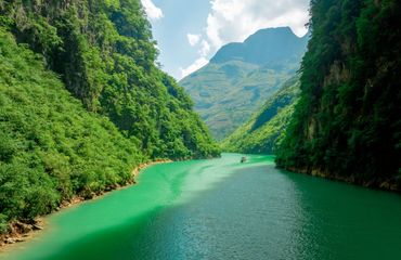 Turqoise river in canyon