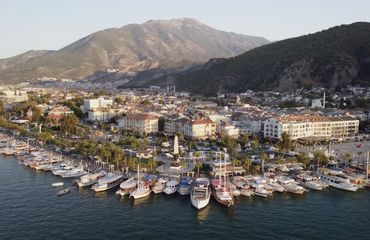 Beautiful coastal town with hills behind