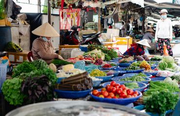 People in traditional Vietnamese hats at market