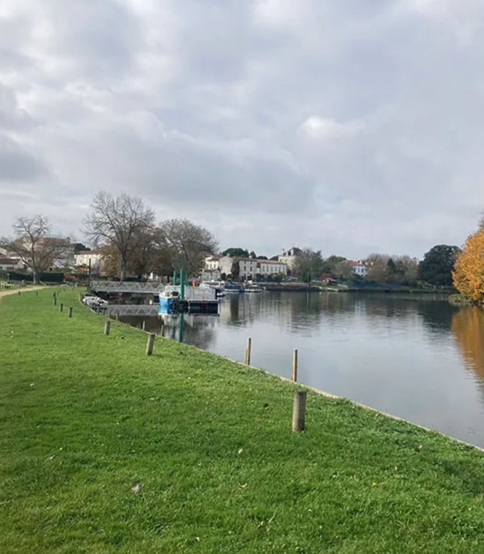 Enjoy leisurely rides along the Flow Vélo, passing quiet lanes, leafy paths and open countryside on a route that brings together nature, culture and local charm.