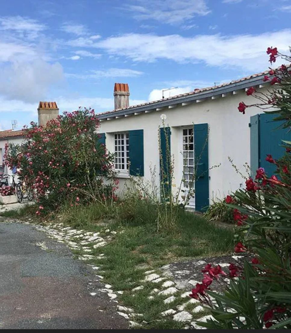 Discover this peaceful island on two wheels, following quiet paths past sandy beaches, salt marshes and secluded coves.
