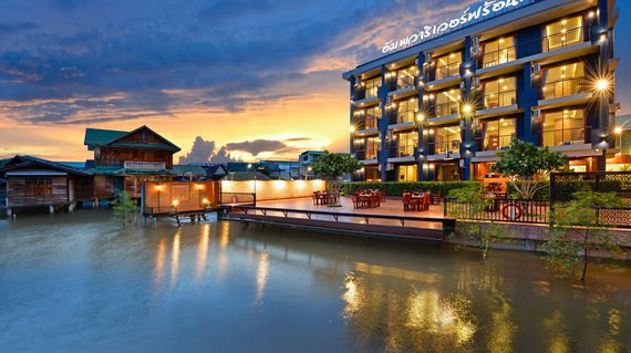 A welcoming hotel by the river with modern features and good facilities. 