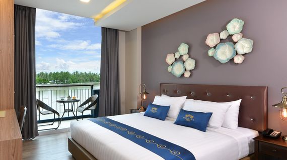 A welcoming hotel by the river with modern features and good facilities. 