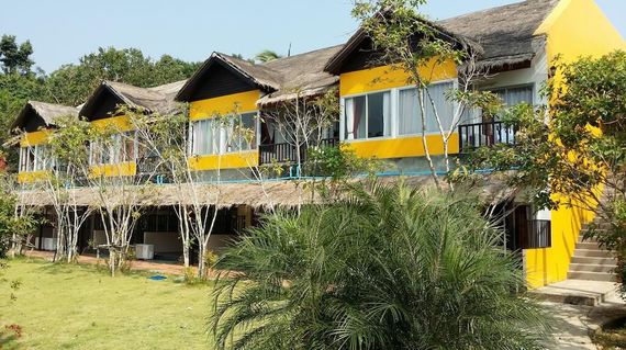 Situated close to the beach, the resort has a chilled and friendly vibe, set in lush grounds with great facilities and beach views.