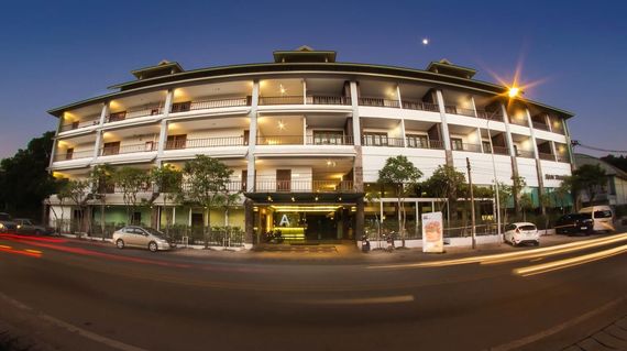 Located in historical Chiang Sean Town and overlooking the Mekong river to Laos on the other side, the hotel offers clean and comfy rooms