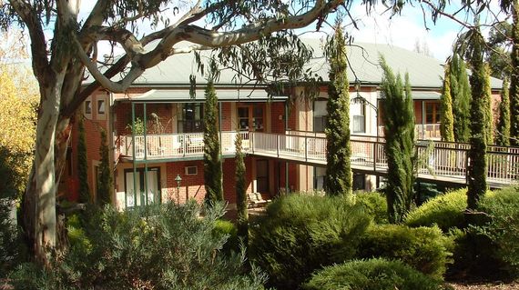 Unwind at this lovely location, close to the vineyards and next to a pretty lake