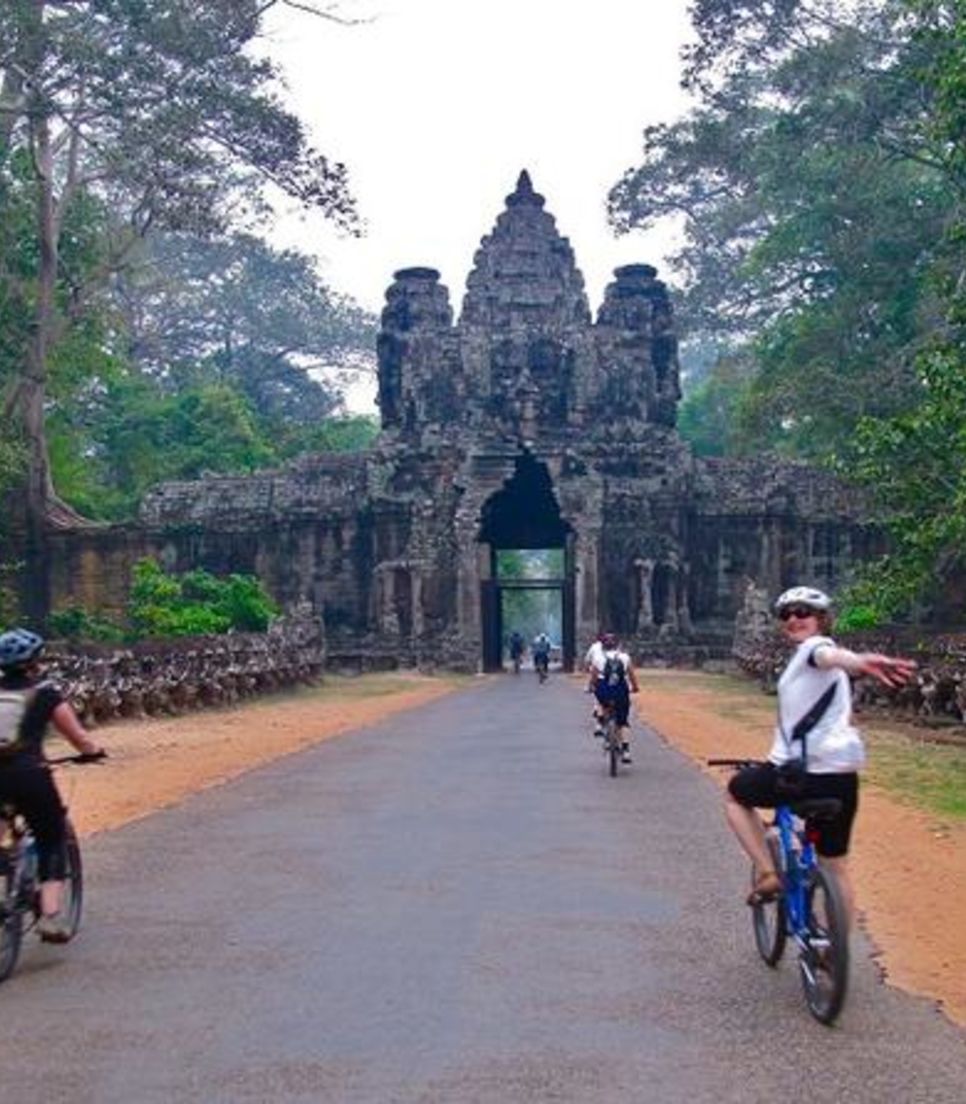 Discover historical buildings and wonderful relics by bike