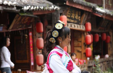 Chinese woman in traditional clothing