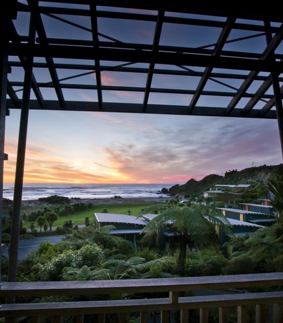 Beachfront accommodation with spacious modern rooms situated on New Zealand’s wild west coast and only 300m south of the famous Pancake Rocks and Blowholes
