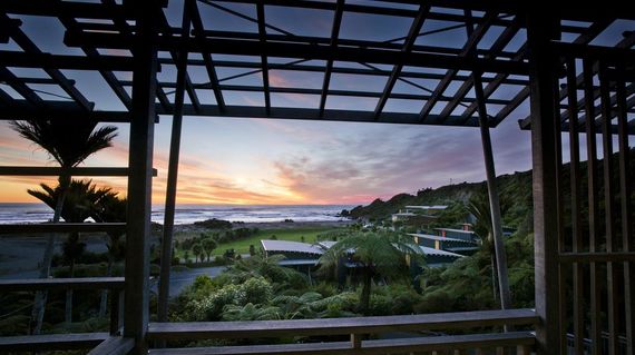 Beachfront accommodation with spacious modern rooms situated on New Zealand’s wild west coast and only 300m south of the famous Pancake Rocks and Blowholes