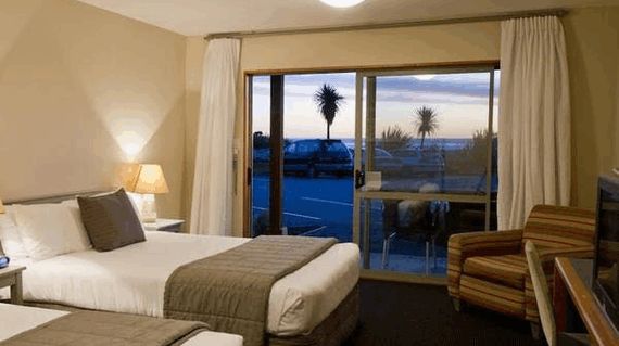 Beachfront accommodation with spacious modern rooms situated on the wild west coast and only 300m south of the famous Pancake Rocks and Blowholes
