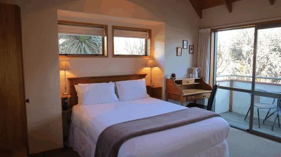 Te Wanaka Lodge is a contemporary European-style 13 room Bed & Breakfast lodge, located in the heart of Wanaka Village