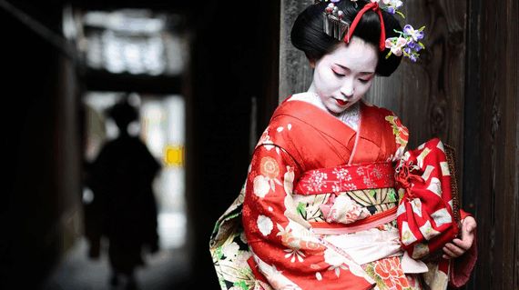 Visit the historic district of Gion on day 12 and see apprentice geishas moving around town