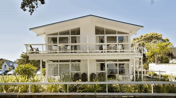 Located right on the waterfront at Russell with sea views, the lodge features a spa pool and very comfortable rooms