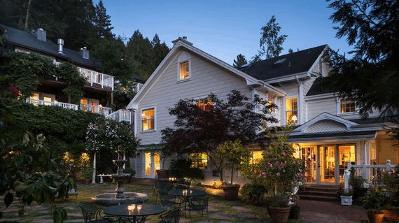Enjoy the lovely and unpretentious atmosphere of one of the Wine Country’s finest and most unique inns. Hot tub or Jacuzzi in every guest room