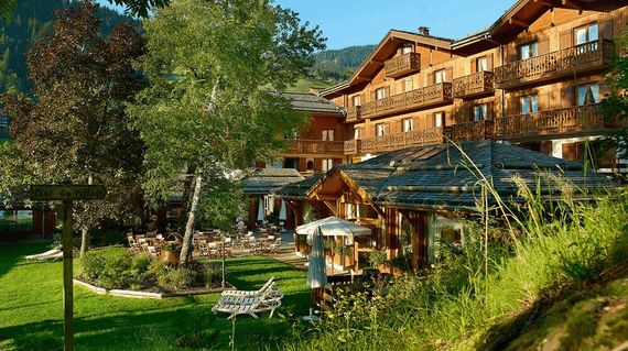 This hotel is built in traditional Savoyard chalet style, located at the foot of the ski slopes, close to the village La Clusaz. Each room has a private balcony